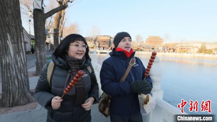 图为罗彤与乔治逛后海。　北京市文旅局供图