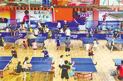 <p>　　球场内热闹非凡，每张球台前都有学员们刻苦训练的身影。</p>