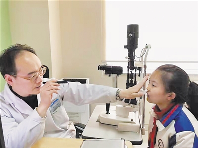 <p>　　银川爱尔眼科医院医生为学生做检查。</p>