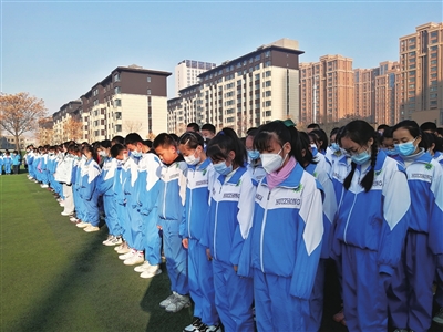 银川唐徕回中南校区学生集体默哀。　杨梅  摄