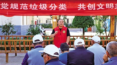 2022年8月，青铜峡市古峡禁毒帮困志愿者联合会走进小区，为居民举办垃圾分类知识讲座。       （图片由受访者提供）