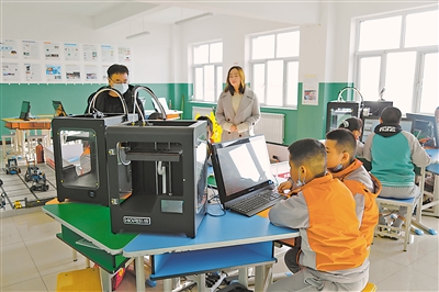     3D打印进课堂。  本报记者 马越 摄
