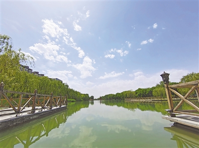 <p>　　碧波荡漾的城市景观河道。</p>