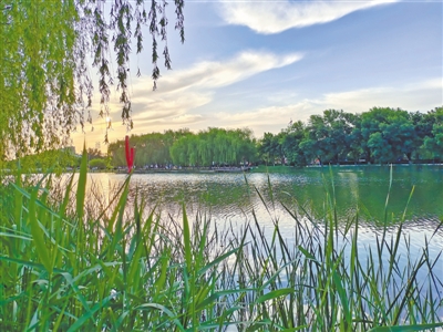 <p>　　蓝天白云映碧水。</p>
