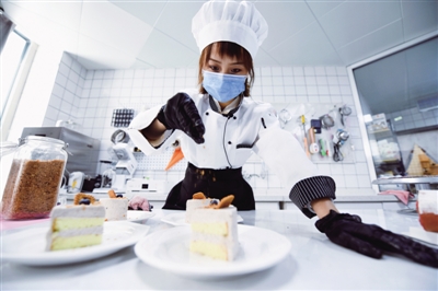 <p>　　每天能“窝”在操作间制作蛋糕，对李梦颖来说是最甜蜜的事。</p>
