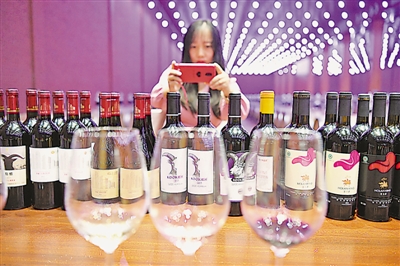 <p>　　琳琅满目的葡萄酒产品吸引着人们的眼球。</p>