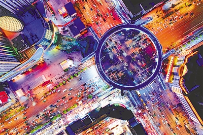 <p>　　西夏区怀远路商圈，夜幕下新修建的凤还桥流光溢彩。</p>