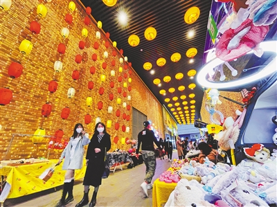 <p>　　建发大阅城中街后备箱夜市、集装箱夜市等激发夜经济。</p>