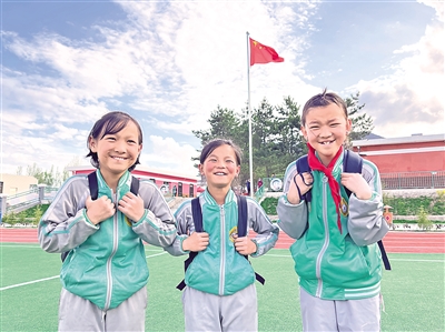<p>　　泾源县大湾乡杨岭小学五年级学生马荣、殷建荣、马钰（从左至右）露出灿烂的笑容，她们的梦想分别是成为音乐家、乡村教师、舞蹈家。　　　　　　　　　　　　　　　　　　　　　　　　　　　　　　　　　　　　　　　　　　　　　　　　　　　　　　　　　　　　　　　　　　　　　　　　　　　　　　　　　　　　　　　　　　　本报记者　王鼎　摄</p>