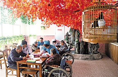 <p>　　宁夏阅海养老中心，老人们在护理人员的悉心照顾下安享晚年生活。</p><p>　　本报记者　王洋　摄</p>