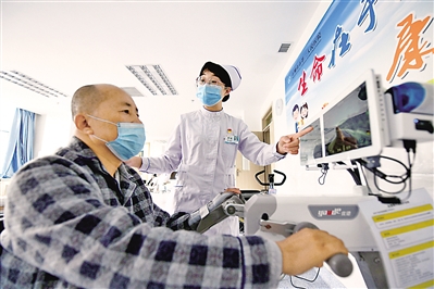 <p>　　石嘴山市第二人民医院康复医学科护士刘佳正在指导、帮助病人进行康复训练。公共医疗条件的不断完善和提升，极大满足了人民群众的健康需求。　　　　　　　　　　　　　本报记者　马楠　摄</p>