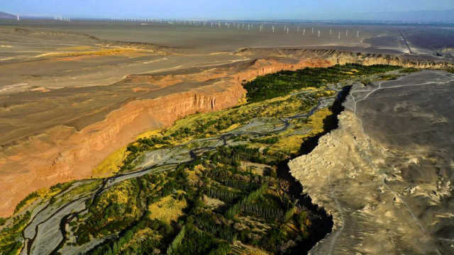 新疆托克逊县天山红河谷：壁陡如削色彩丰富
