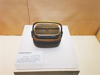<p>　　宁夏博物馆陈列着毛泽民用过的铜手炉。　　　　　　　　　　　本报记者　何耐江　摄</p>