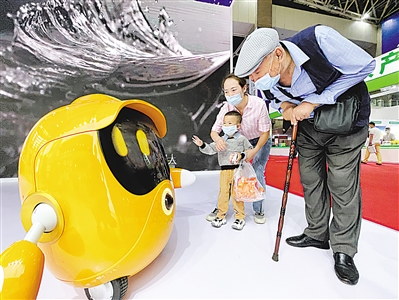 <p>　　中阿博览会上，造型可爱的机器人吸引前来参观的市民。　　　　　　　　　　　　　　　　　　　　　　　　　　　本报记者　马楠　摄</p>