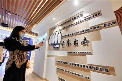 <p>　　　　有黑必扫，重拳出击，有力保障了人民安居乐业。</p>