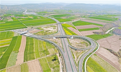 8月16日，银川至昆明高速公路（G85）全线贯通。空中俯瞰中国铁建大桥局承建的甘城互通式立交， 与田野交织出一幅壮美画卷。
    本报记者 左鸣远 摄